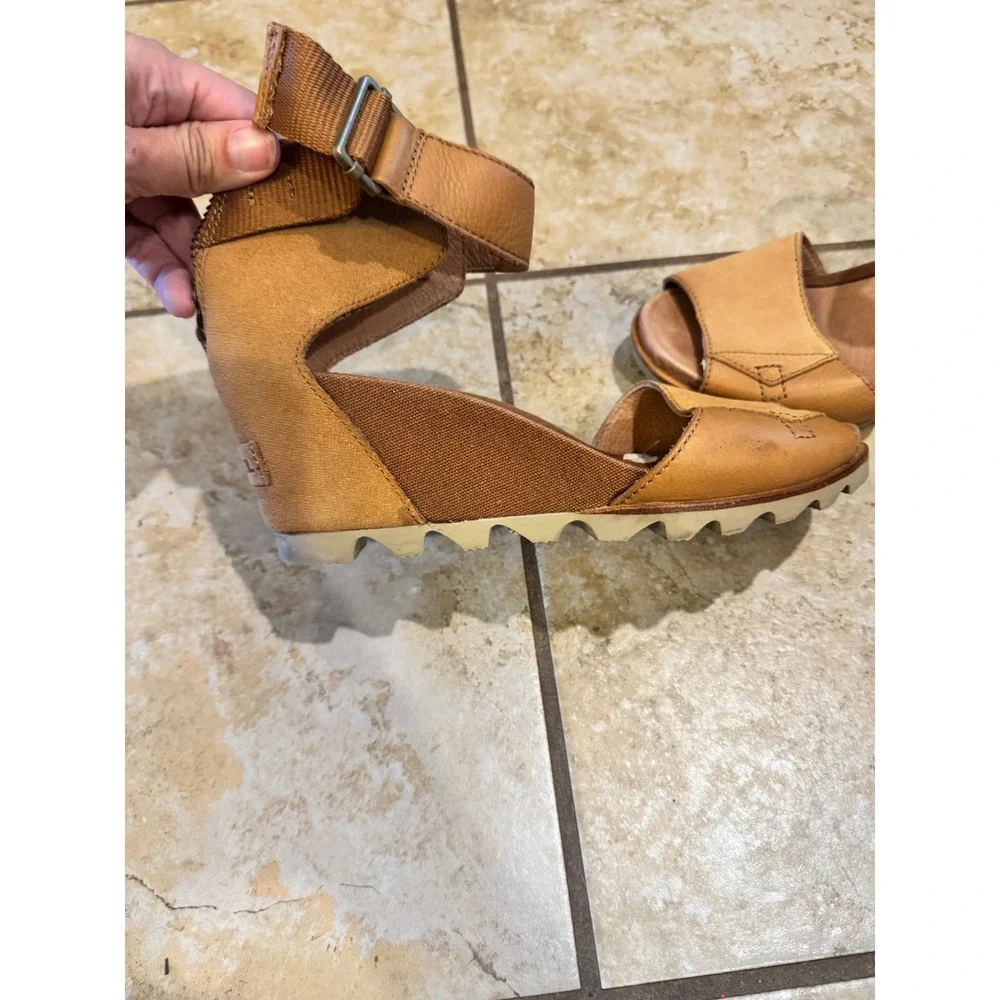 Sorel Joanie II Ankle Strap Wedge Sandals Tan Leather Scalloped Sole Women